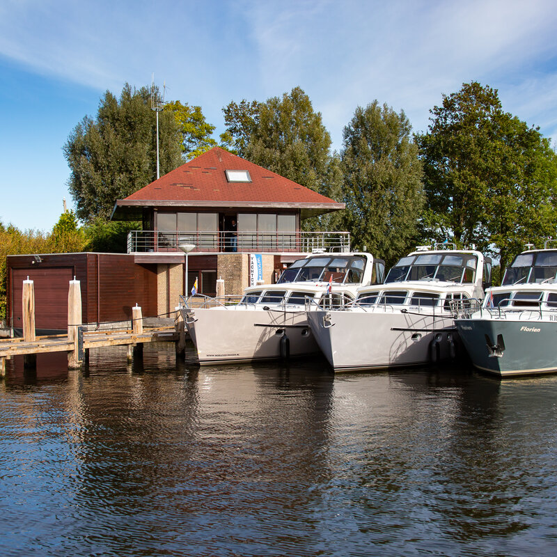 drie jachten van Yachtcharter Westerdijk in de haven