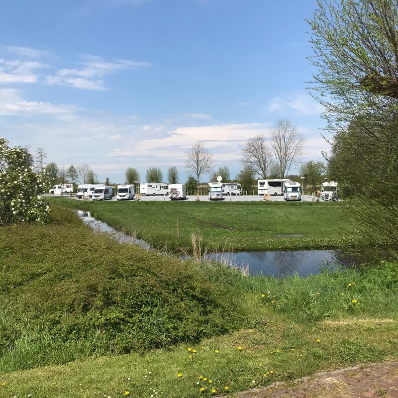 Zijaanzicht van de camperplaats