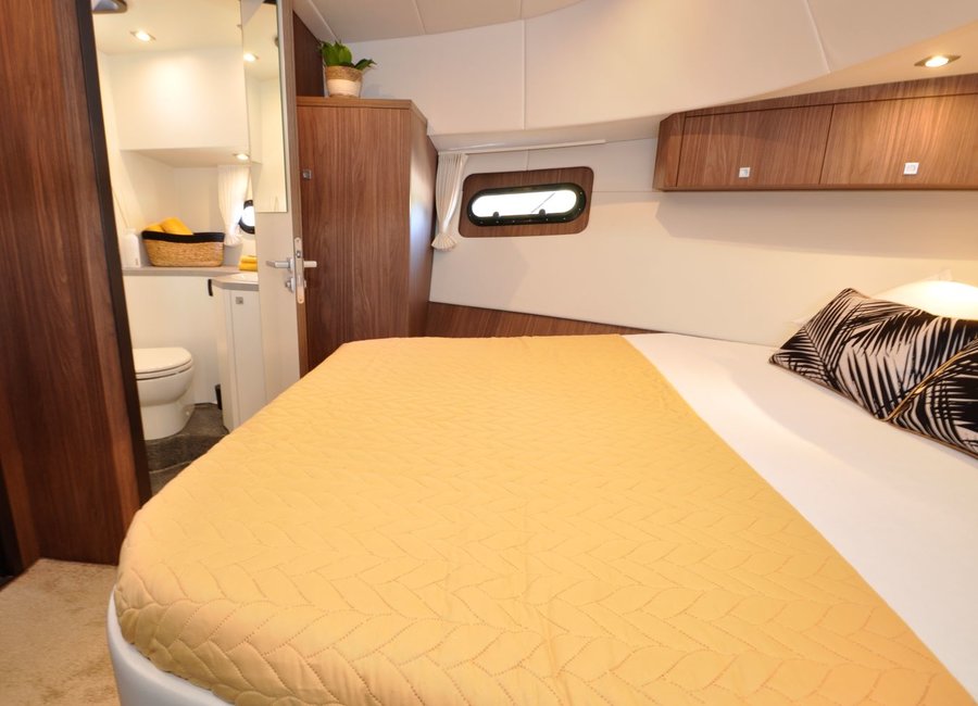 Tweepersoonsbed in Amazon NoblesseCruiser 42