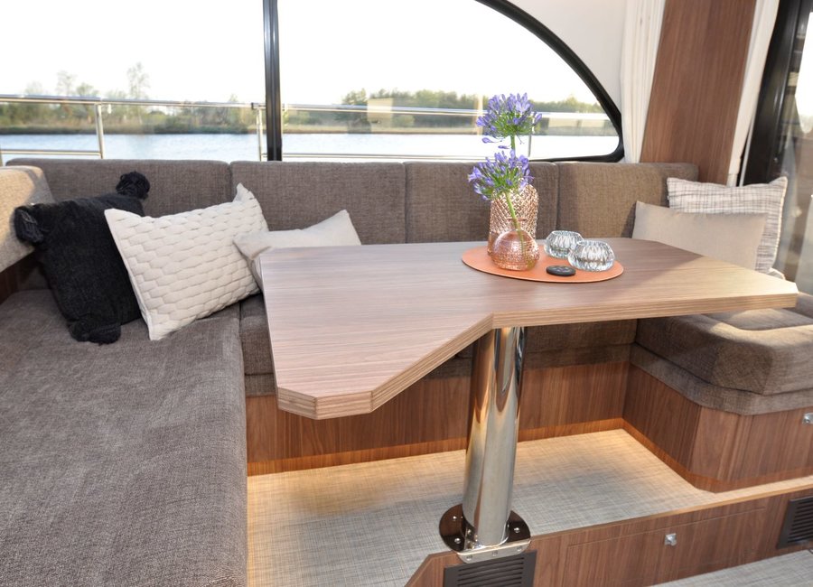 Hoekbank en tafel in salon luxe motorjacht Amazon NoblesseCruiser 42-