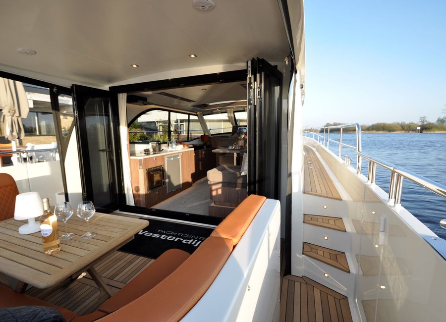 Dek en salon van luxe jacht Amazone NoblesseCruiser42 OC