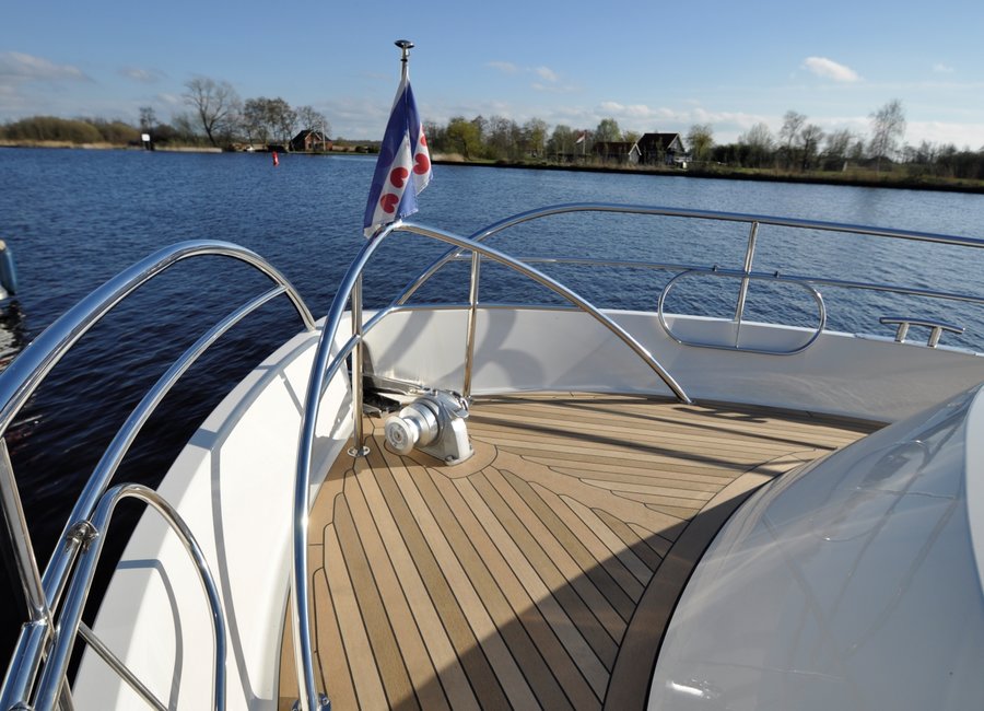 Dek van luxe jacht Amazone NoblesseCruiser42 OC voor