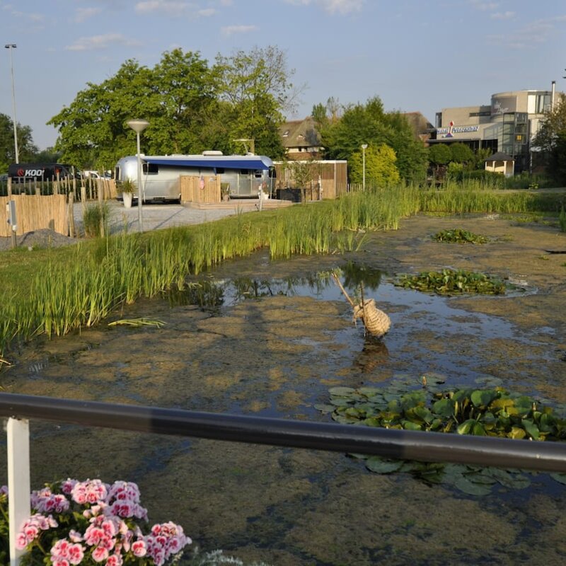 Water naast de airstream caravan