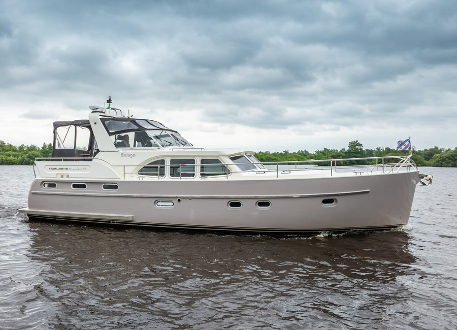 Beluga NoblesseCruiser 42 gezien vanuit stuurboord